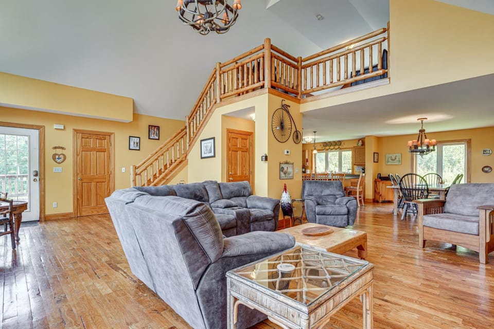 Hot Tub Ski Home: Rooster's Den in Ellicottville House in Cattaraugus