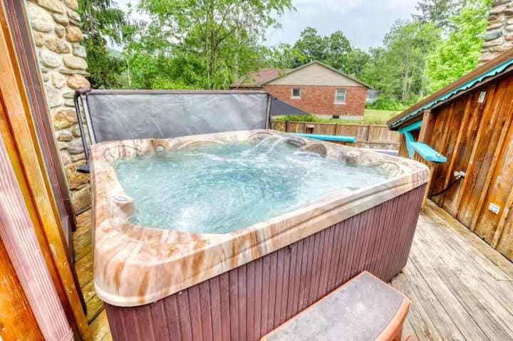 Large Ski Home: Seasonal Pool & Year-Round Hot Tub House in Ellicottville