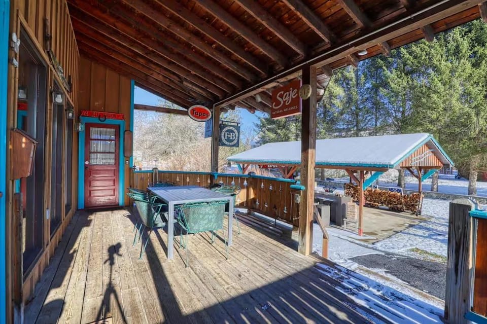 Large Ski Home: Seasonal Pool & Year-Round Hot Tub House in Ellicottville