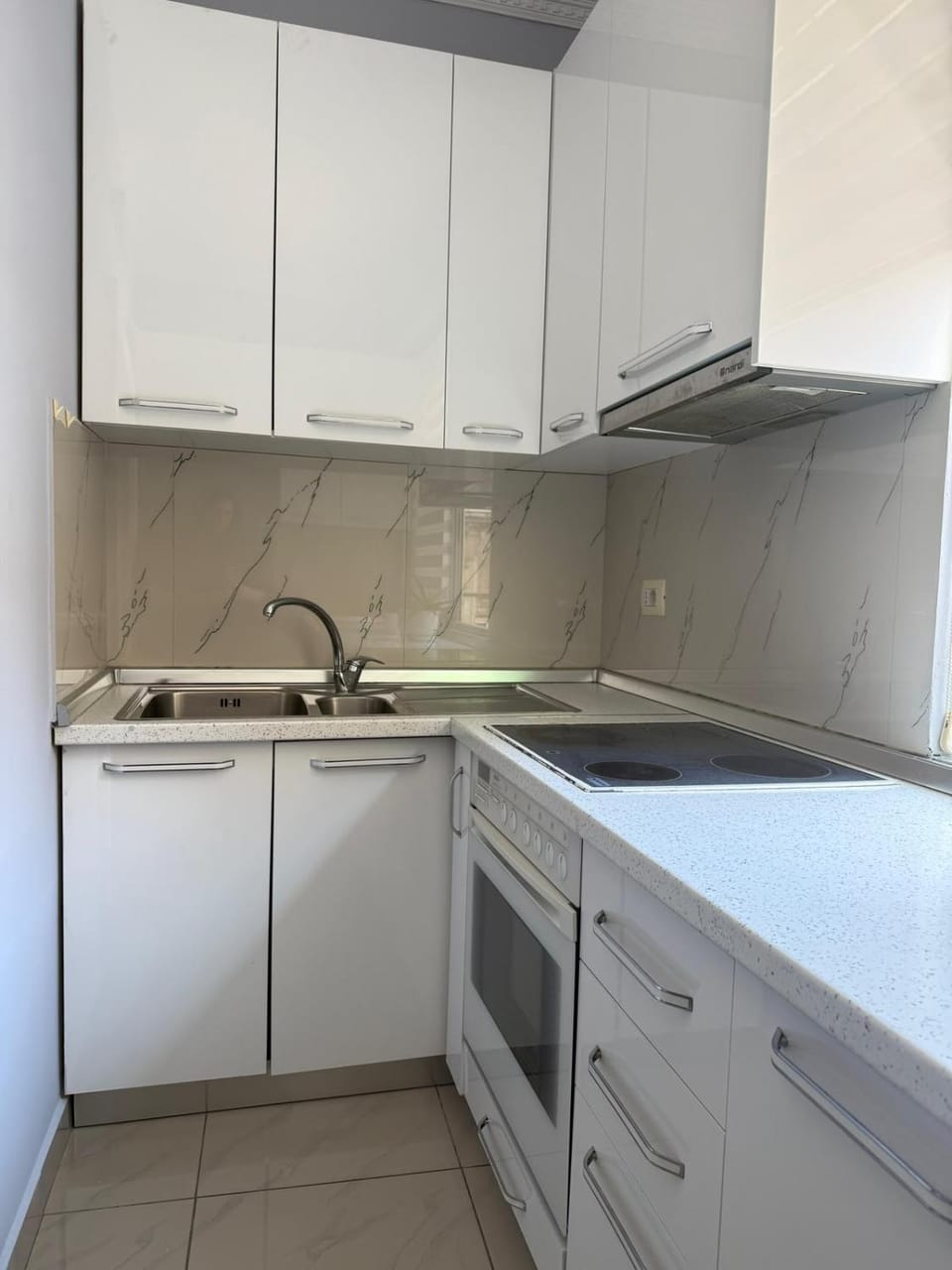 Kitchen or kitchenette, minibar