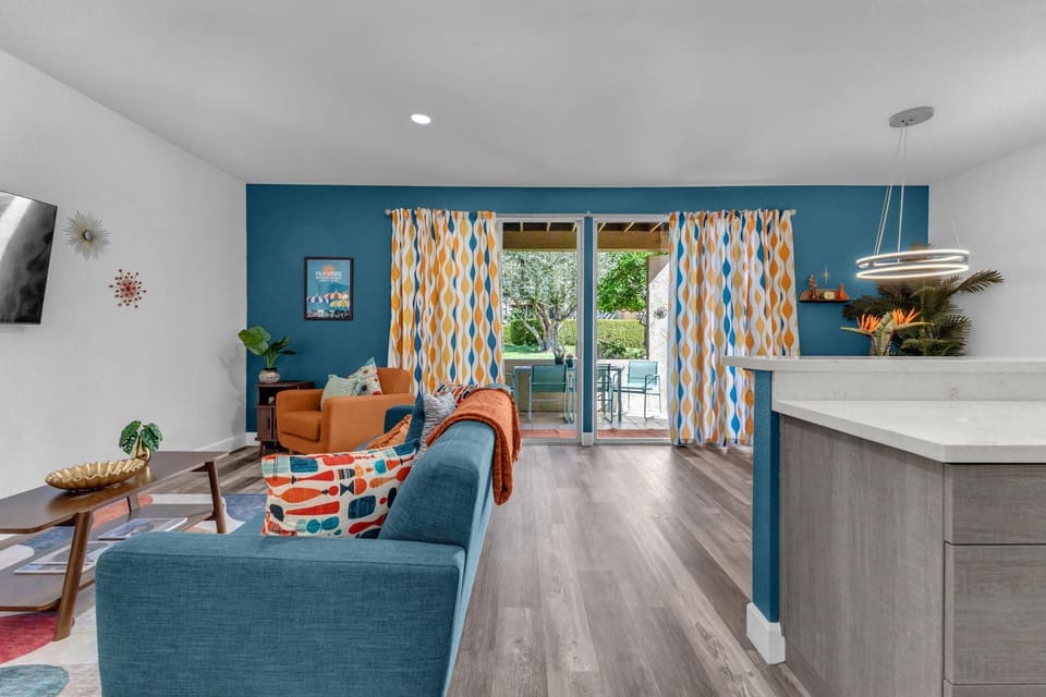 TV and multimedia, Kitchen or kitchenette, Living room, Seating area, Dining area