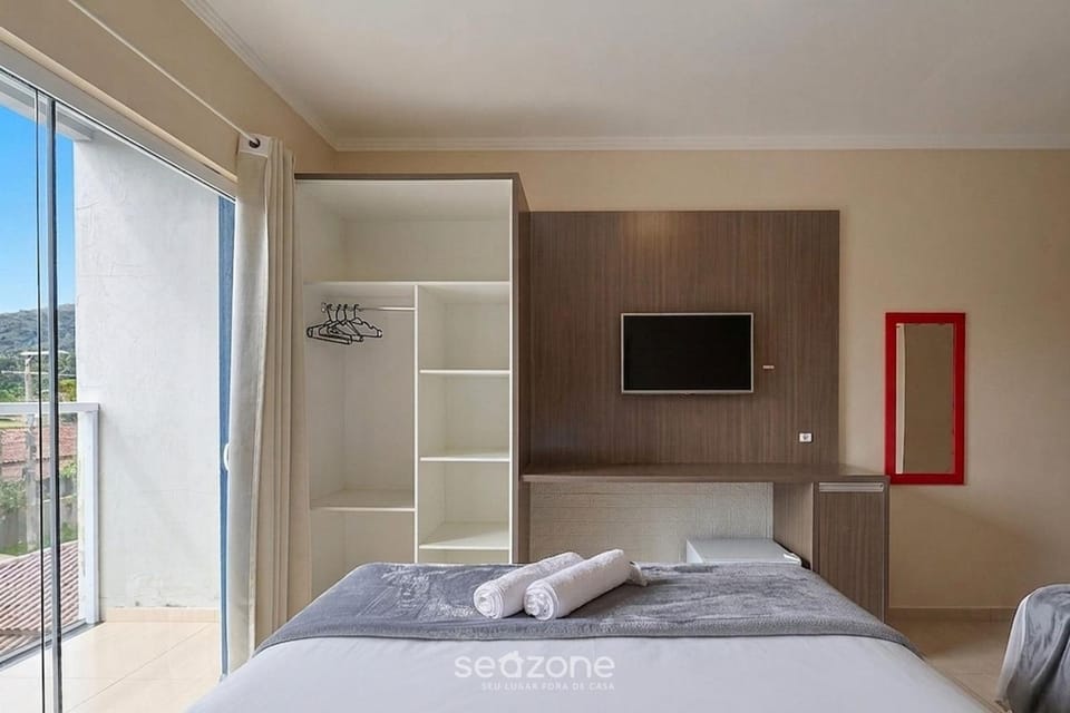 Bed, TV and multimedia, View (from property/room), Balcony/Terrace, Bedroom