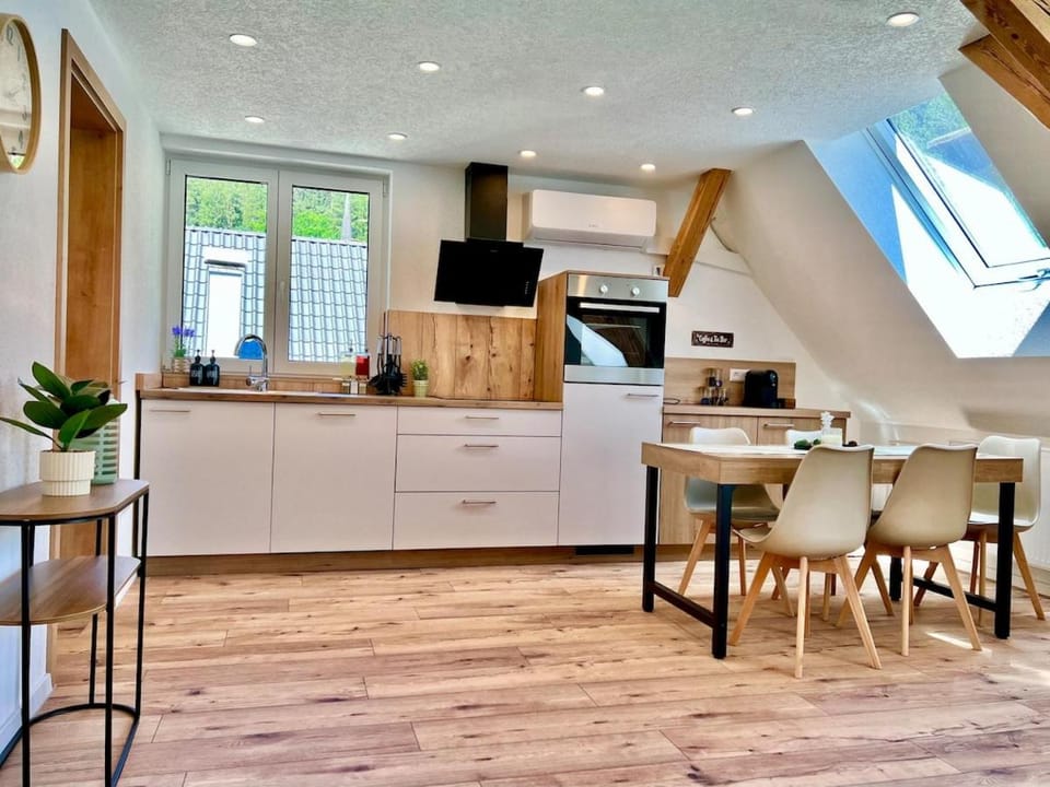 Kitchen or kitchenette, Food and drinks, Dining area, Food, stove