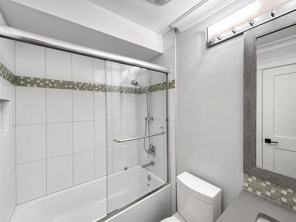 Upper Deer Lake suite with full kitchen Apartment in Burnaby
