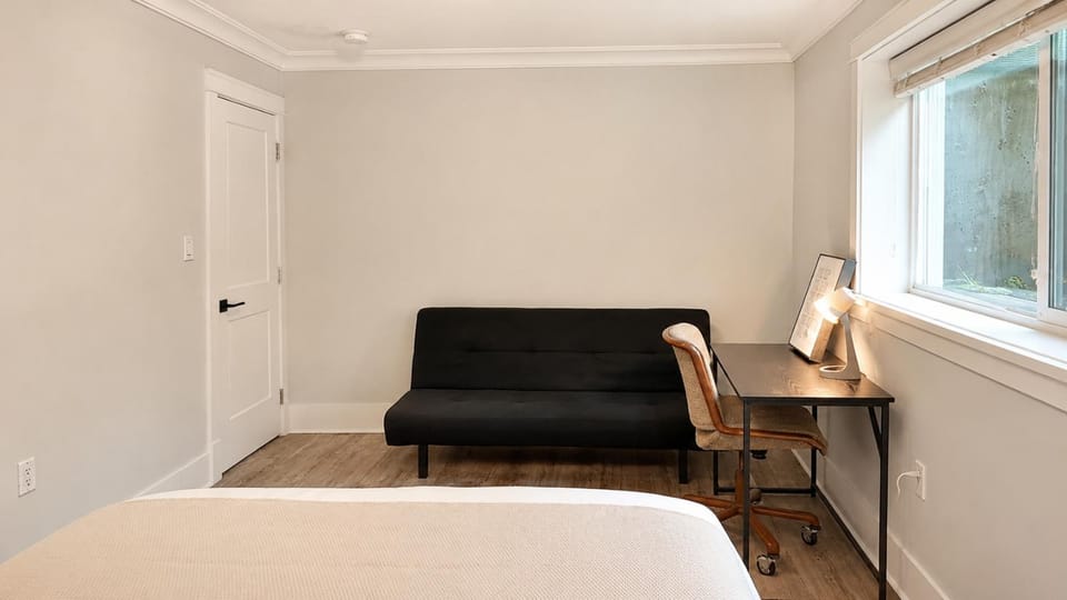 Upper Deer Lake suite with full kitchen Apartment in Burnaby