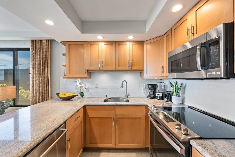 Remodeled Direct Oceanfront Condo Steps to Pool & Hot Tub-Papakea A209 House in Kaanapali
