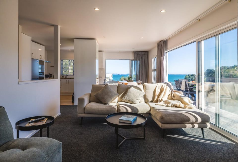 Surfdale Sea Views House in Auckland Region