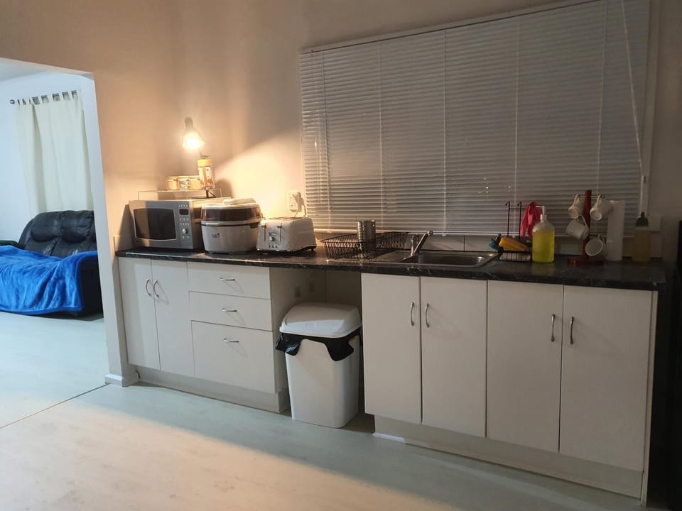 Coffee/tea facilities, Kitchen or kitchenette, stove