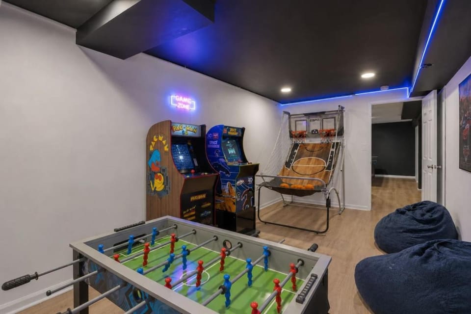 Dipper Lodge | Fire Pit • Arcade • Near Camelback House in Coolbaugh Township