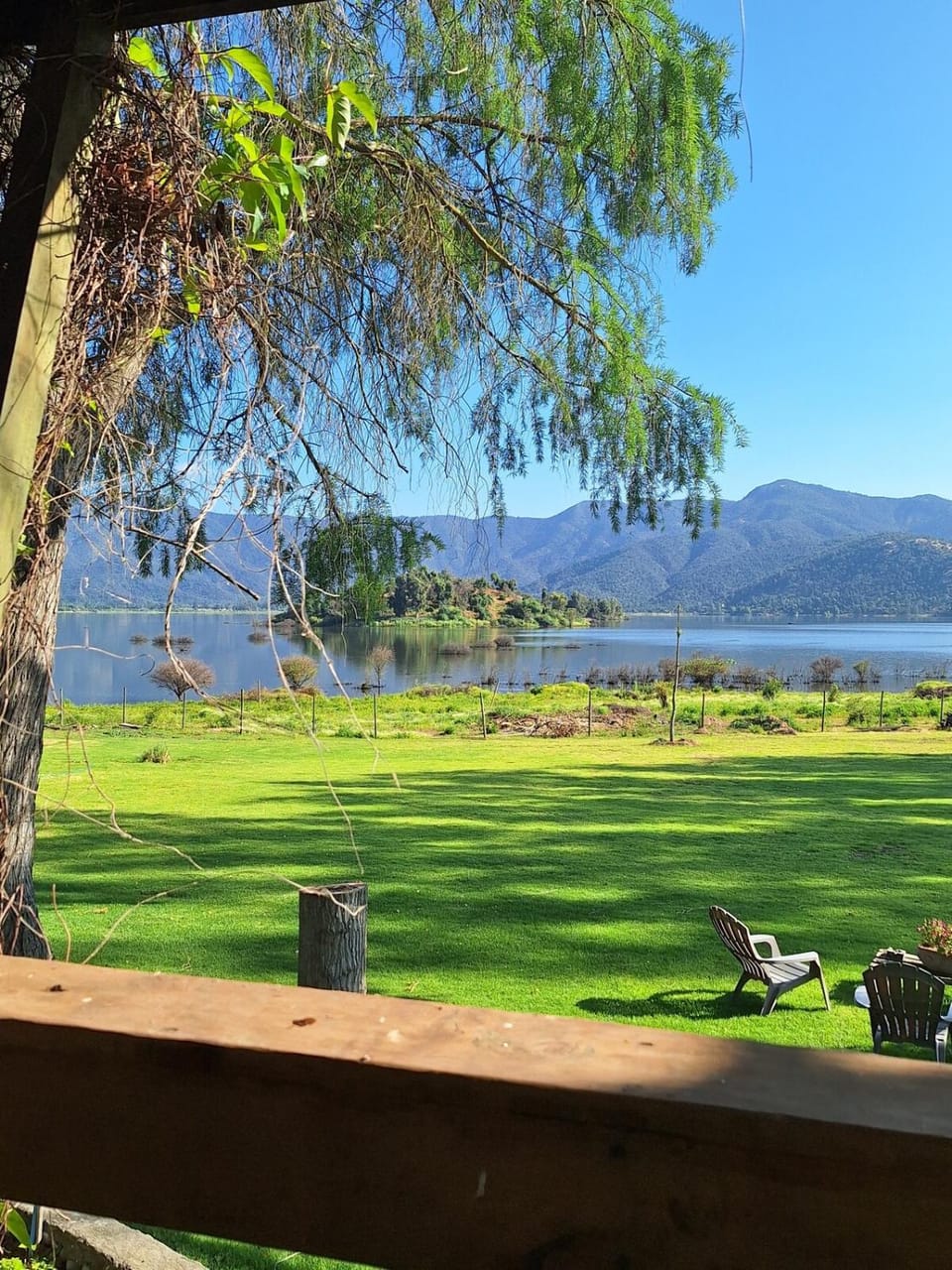 Lakefront Aculeo Blue House Fast Wifi & Wood Hot Tub House in Santiago Metropolitan Region