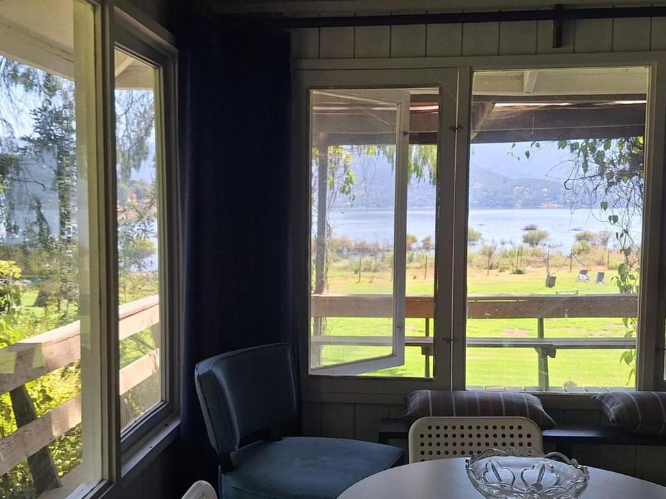 Lakefront Aculeo Blue House Fast Wifi & Wood Hot Tub House in Santiago Metropolitan Region