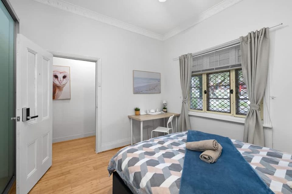 Cozy Double Room - Close to Lidcombe Transport & Shops - Shared Bathroom and Amenities Bed and Breakfast in Lidcombe