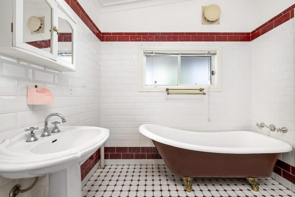 Cozy Double Room - Close to Lidcombe Transport & Shops - Shared Bathroom and Amenities Bed and Breakfast in Lidcombe
