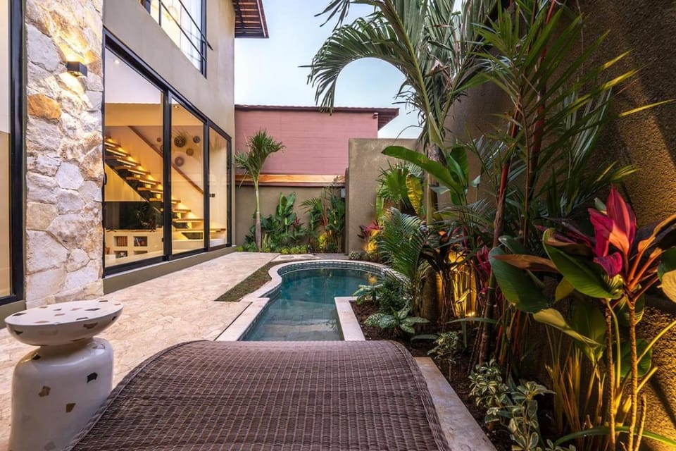 Patio, Day, Garden, Swimming pool