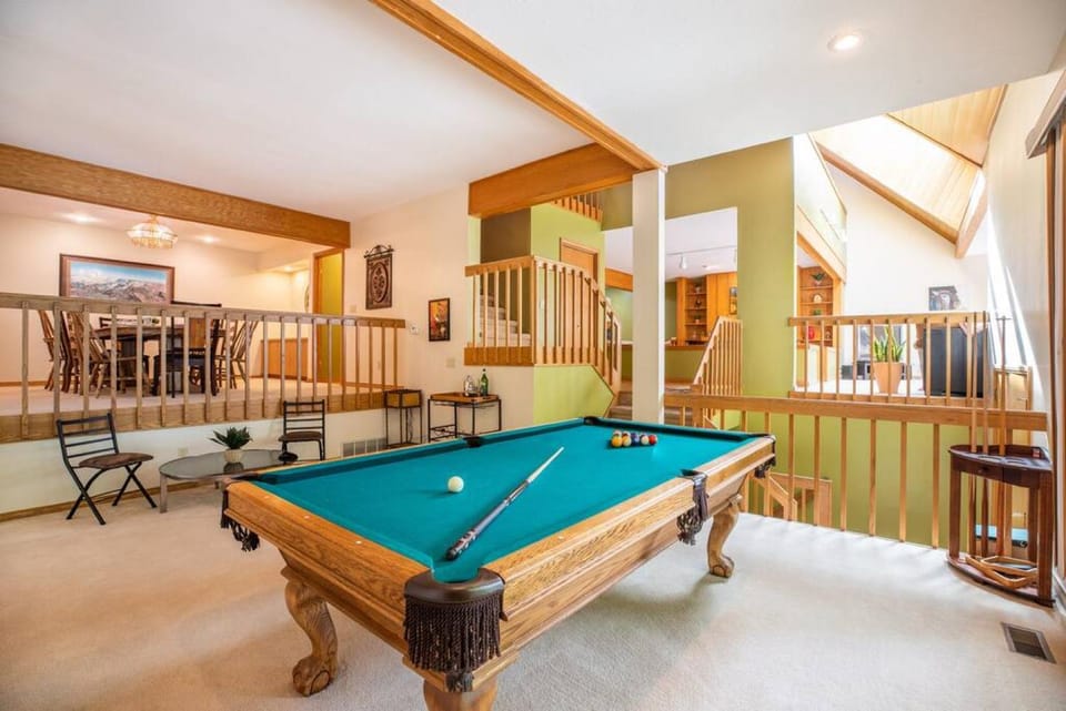 Mtn Home Sauna Pool Table Mins to Ski Hike Bike House in Sandy