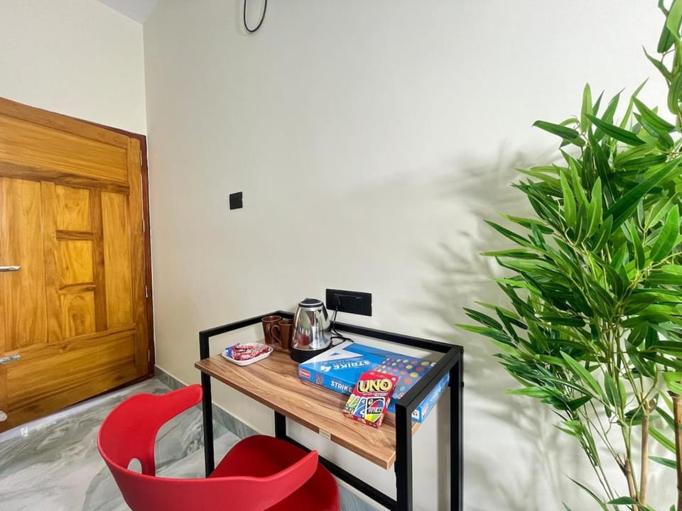 Bed, Photo of the whole room, Seating area, Bedroom