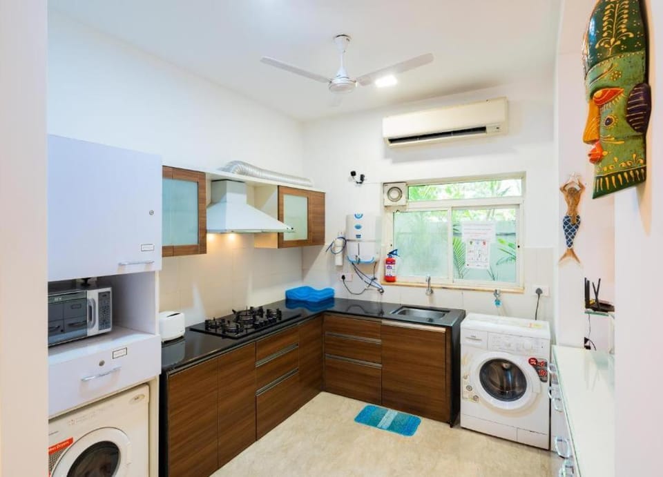Kitchen or kitchenette, stove, washing machine