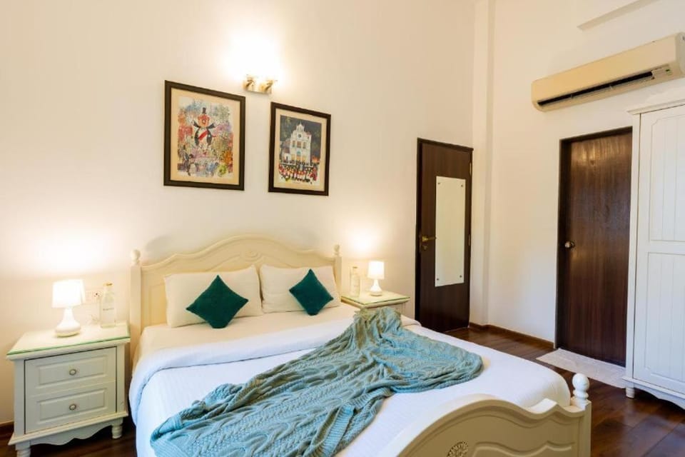 Bed, Photo of the whole room, Bedroom, wardrobe, air conditioner