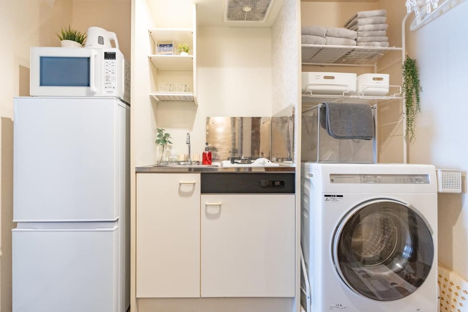 Kitchen or kitchenette, washing machine, dryer