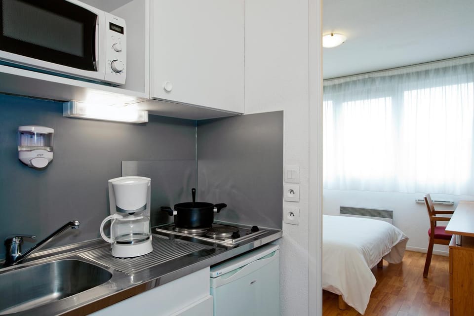 Kitchen or kitchenette, Bedroom