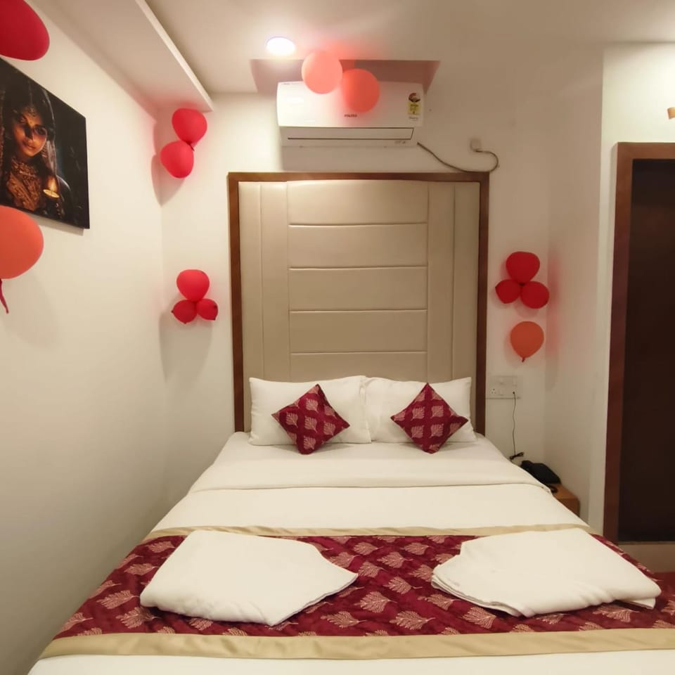 Bed, Photo of the whole room, Bedroom, towels, wardrobe, air conditioner