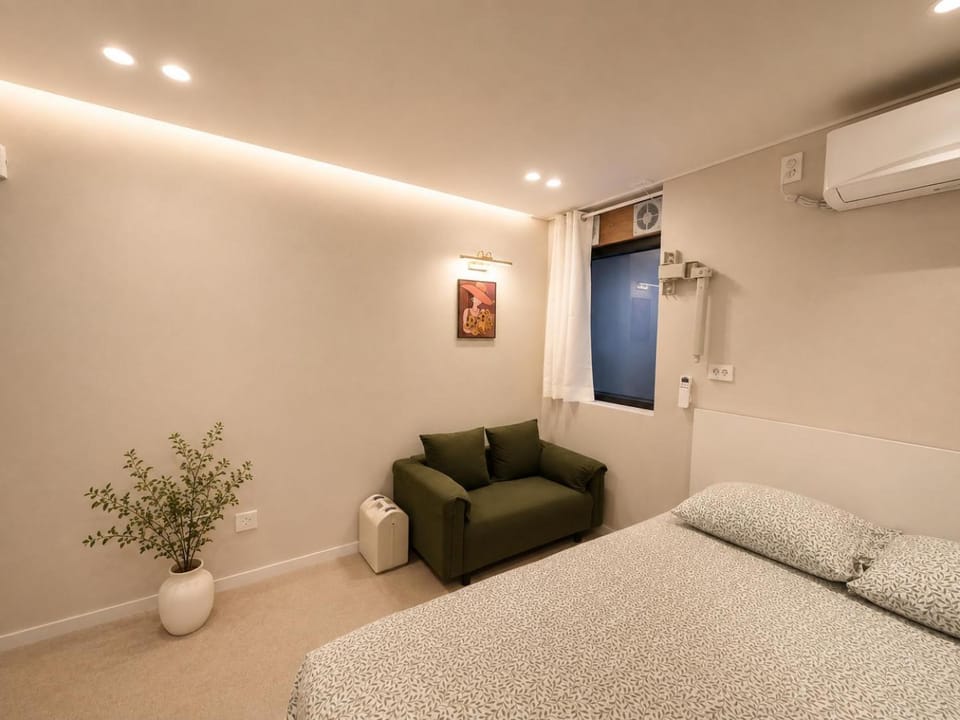 Bed, Living room, Photo of the whole room, air conditioner