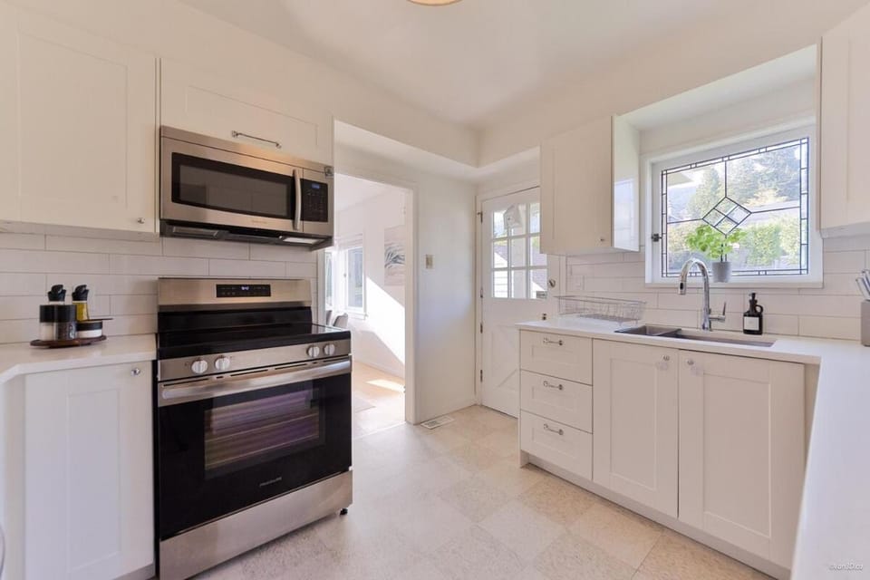 Spacious Dundarave Home near village and beach House in West Vancouver