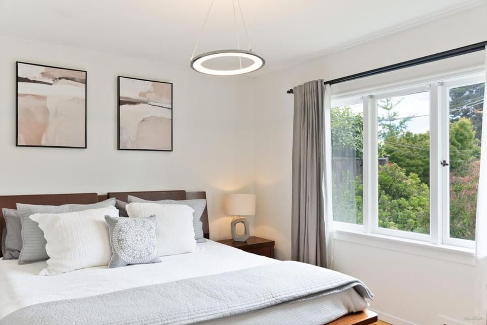 Spacious Dundarave Home near village and beach House in West Vancouver