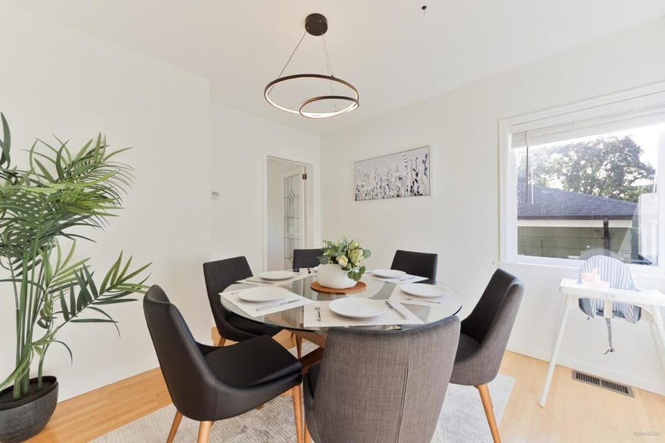 Spacious Dundarave Home near village and beach House in West Vancouver