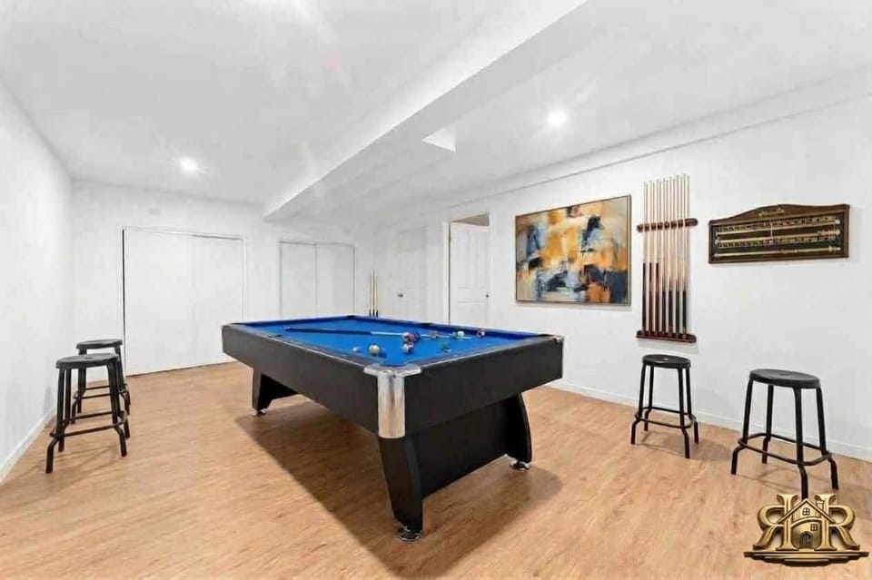 Billiard, Game Room