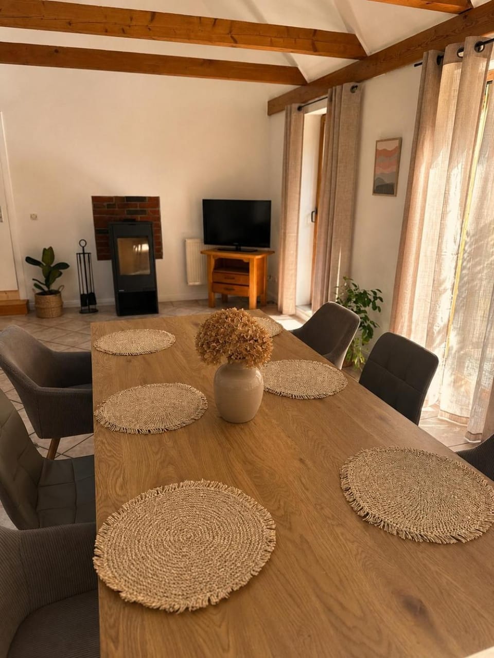 Communal lounge/ TV room, TV and multimedia, Living room, Seating area, Dining area, Evening entertainment