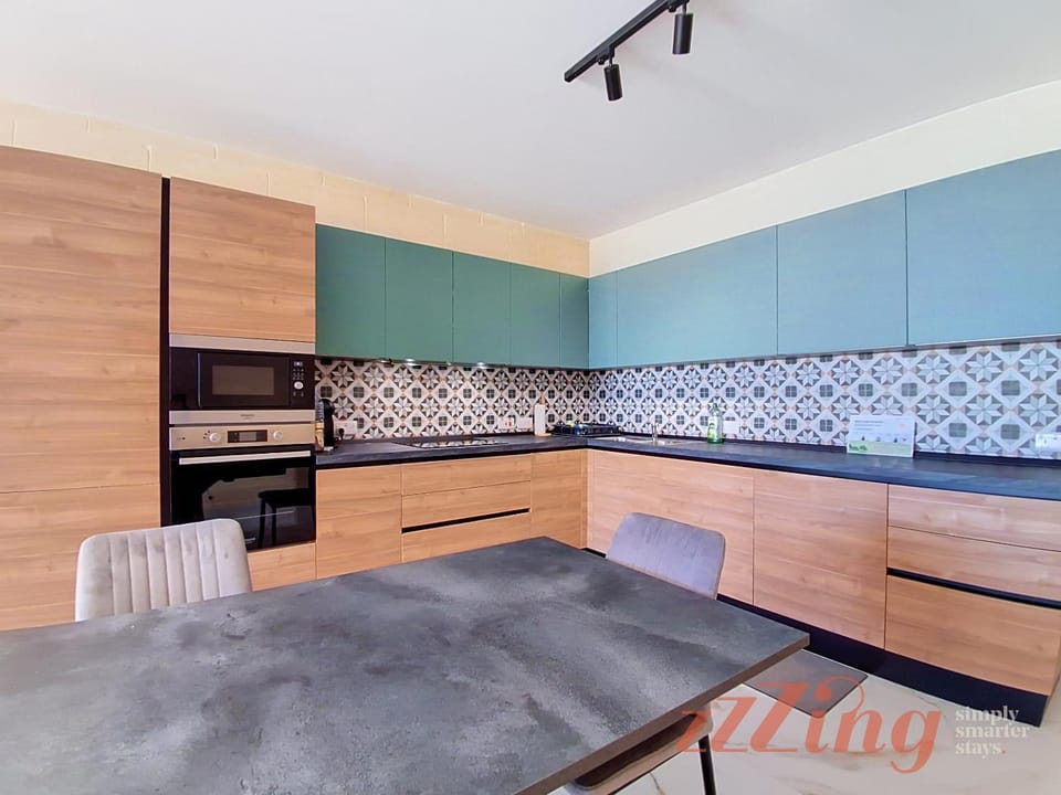Kitchen or kitchenette, Dining area, oven, stove