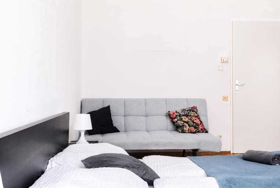 Bed, Seating area, Bedroom