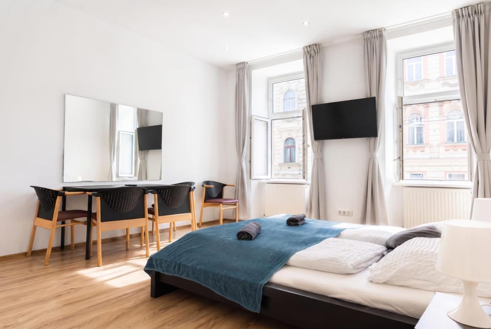 Bed, TV and multimedia, Dining area, Bedroom