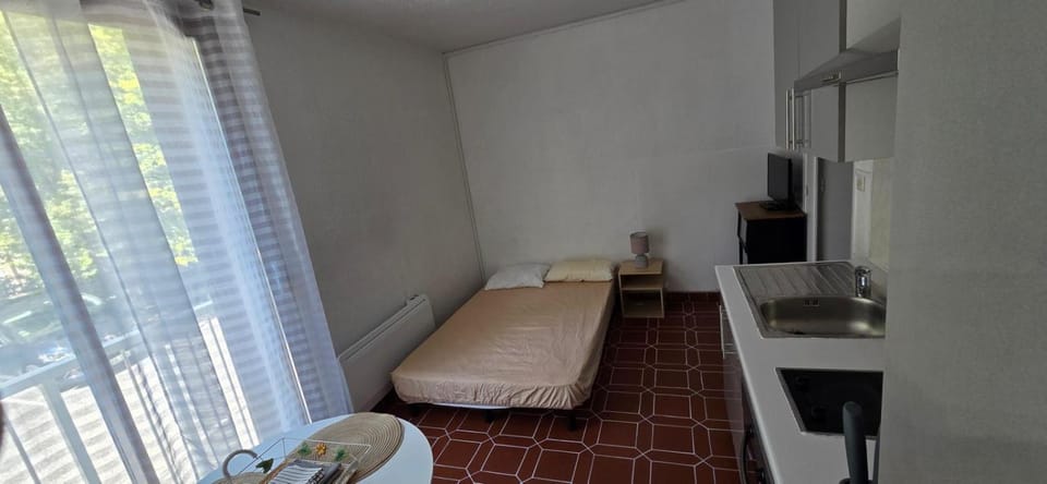 Studio meublé 17m2, Résidence calme, Face aux Thermes, Gréoux les Bains Apartment in Gréoux-les-Bains