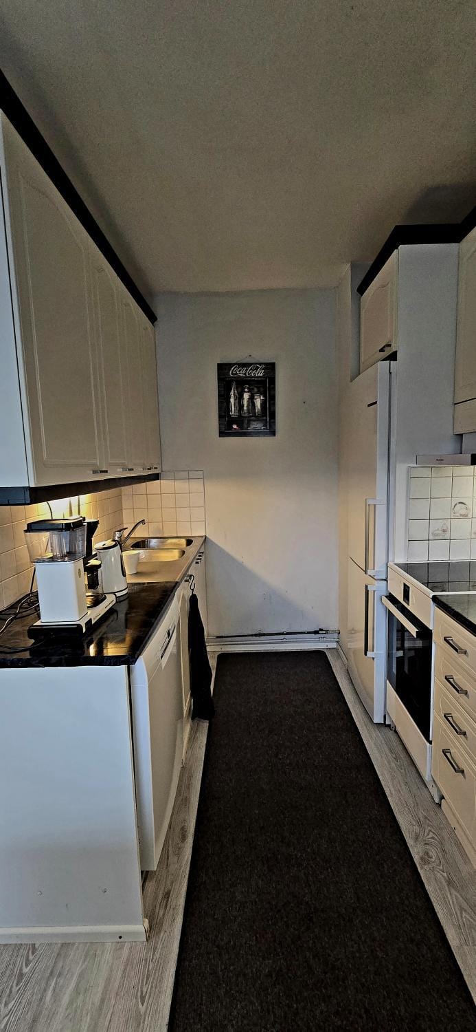 Kitchen or kitchenette, oven, stove