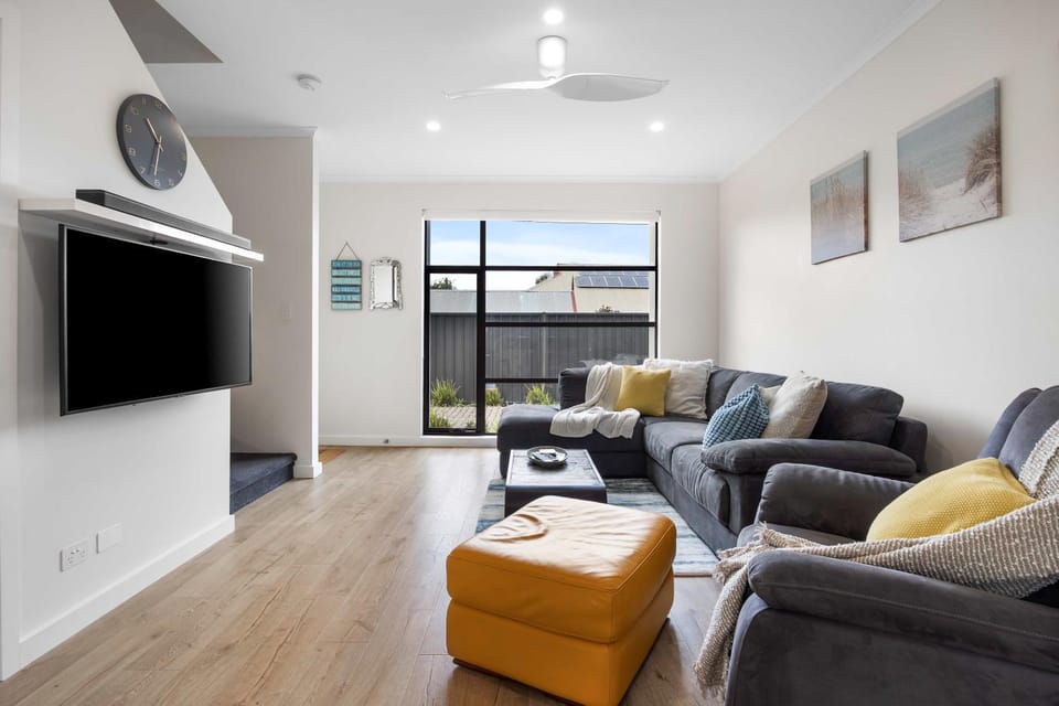 TV and multimedia, Living room, Seating area, Evening entertainment