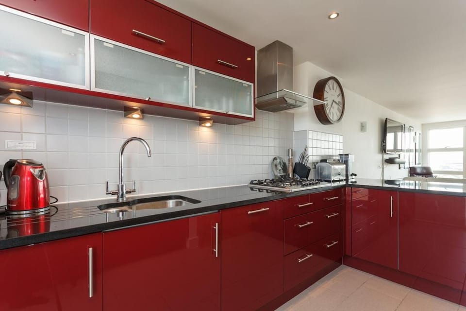 Incredible penthouse views ! with private parking Apartment in Poole