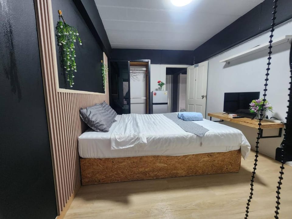 Bed, Photo of the whole room, towels