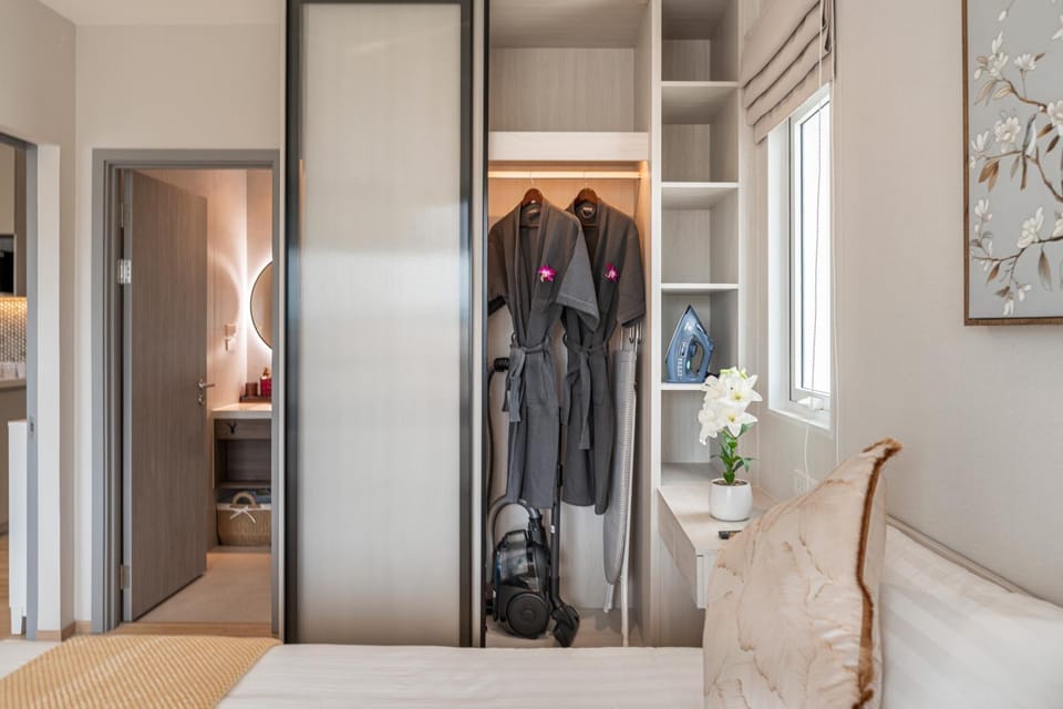 Bed, Photo of the whole room, wardrobe