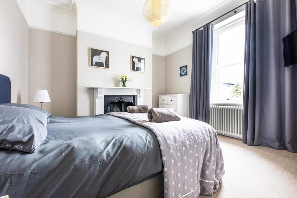 Bed, TV and multimedia, Bedroom