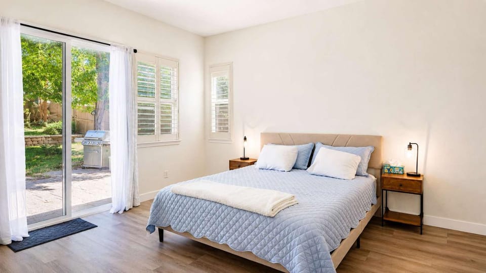 Reno 4BR Retreat - Patio & Mtn Views House in Reno