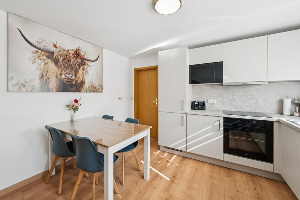 Coffee/tea facilities, Kitchen or kitchenette, Dining area, oven, stove