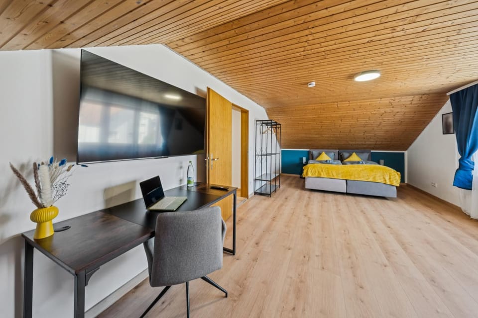 Bed, TV and multimedia, Photo of the whole room, Bedroom