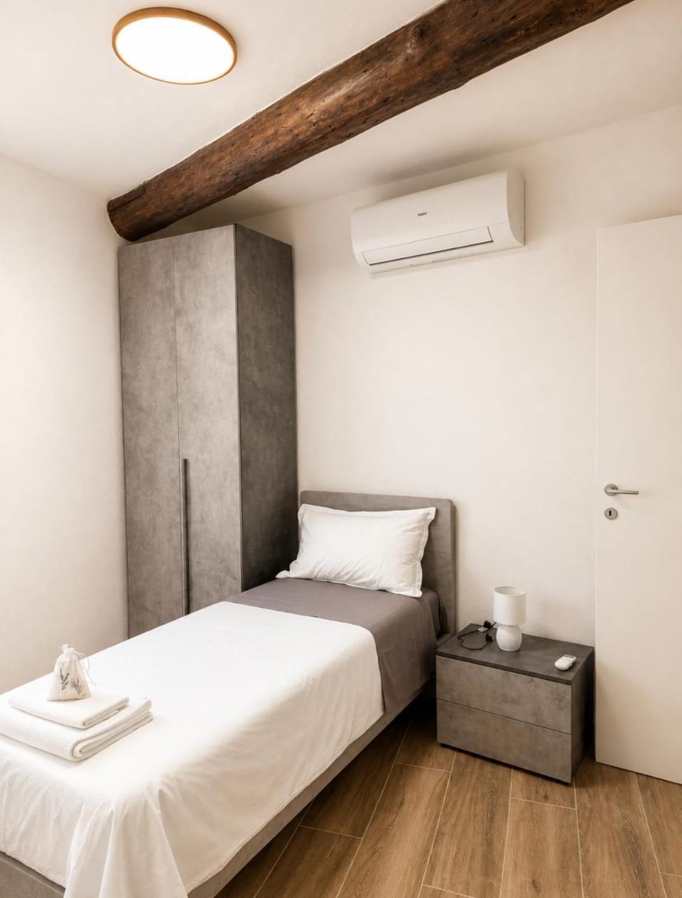 Bed, Photo of the whole room, Bedroom, towels, air conditioner