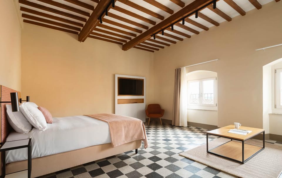 Bed, TV and multimedia, Bedroom