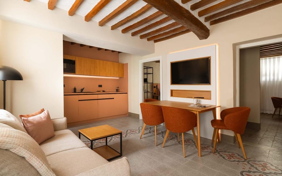TV and multimedia, Kitchen or kitchenette, Seating area
