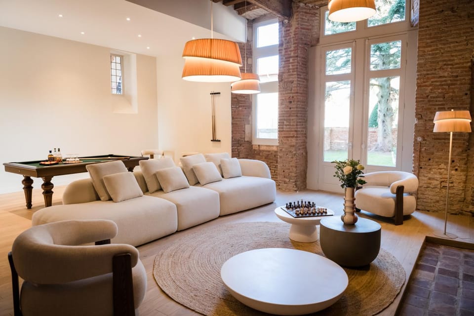 Billiard, Darts, Living room