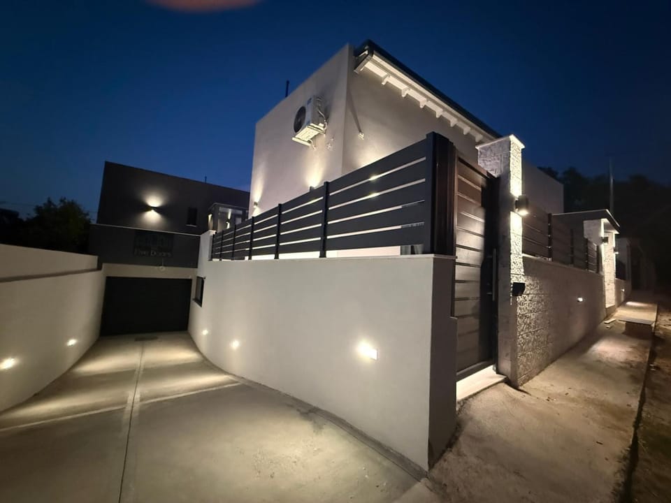 The Five Doors Apartments - Free 24hr Transportation to Airport Apartment in Decentralized Administration of Attica