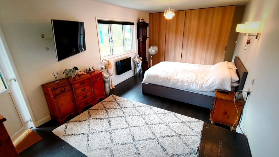 Communal lounge/ TV room, Bed, TV and multimedia, Photo of the whole room, Bedroom